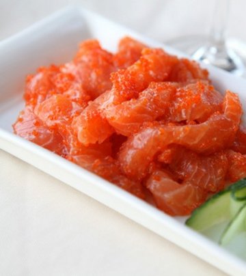 黄金粒拌三文鱼