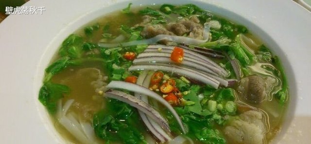 加入配料后的牛肉河粉