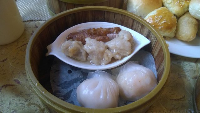 虾饺、排骨、凤爪杂锦