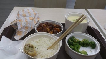 红烧猪手饭，西兰花，蒸蛋，百叶包