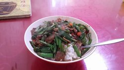 小辣椒炒腊肉盖饭