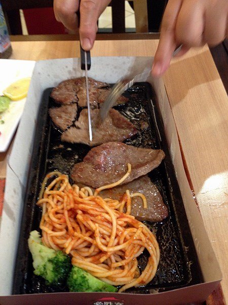 牛排配意面