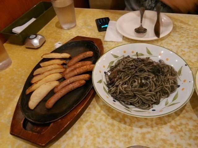 铁板香肠，墨鱼汁意面