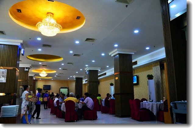 店内环境装修高档，服务员多，服务态度不错，喝早茶的人不少；