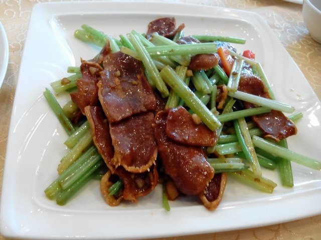 猪舌炒芹菜