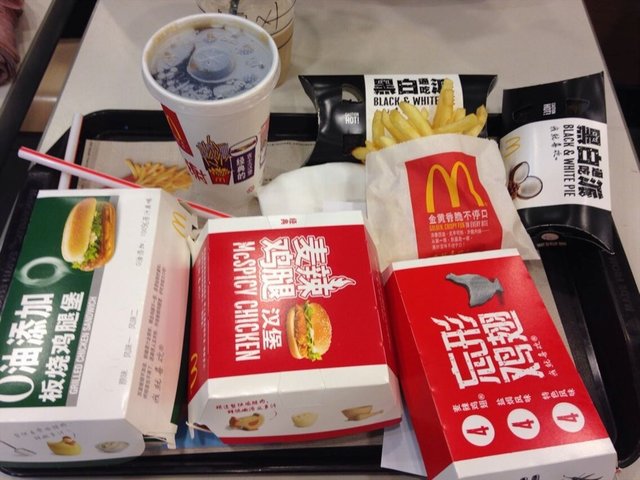 鸡翅套餐+2个特价汉堡+黑白派