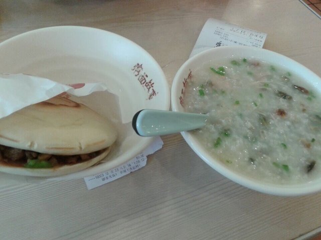 皮蛋瘦肉粥和肉夹馍
