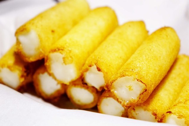 即叫即炸,薄薄的炸粉包著雪白的牛奶磚塊,不會過膩,又滑又甜