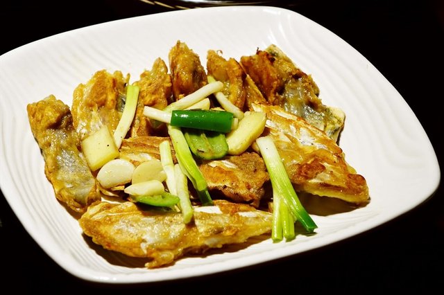 新鲜的鱼嘴先用盐调味过,之后和大葱一同爆香