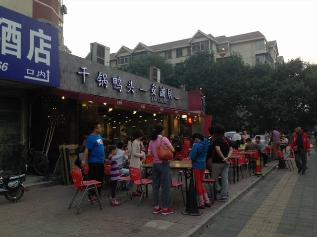 不到5点，已经坐到外面了
