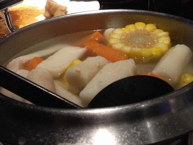 虽然看起来很清淡的一道菜,可是排骨焖得很入味,食材也多。