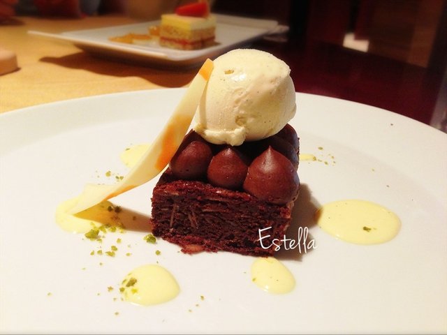 巧克力布朗宁蛋糕配香草雪糕