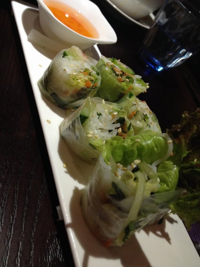 薄薄的纸米皮包着粉丝、虾肉、蔬菜、红萝卜等等，属于一款凉菜，点着酸甜酱好吃。