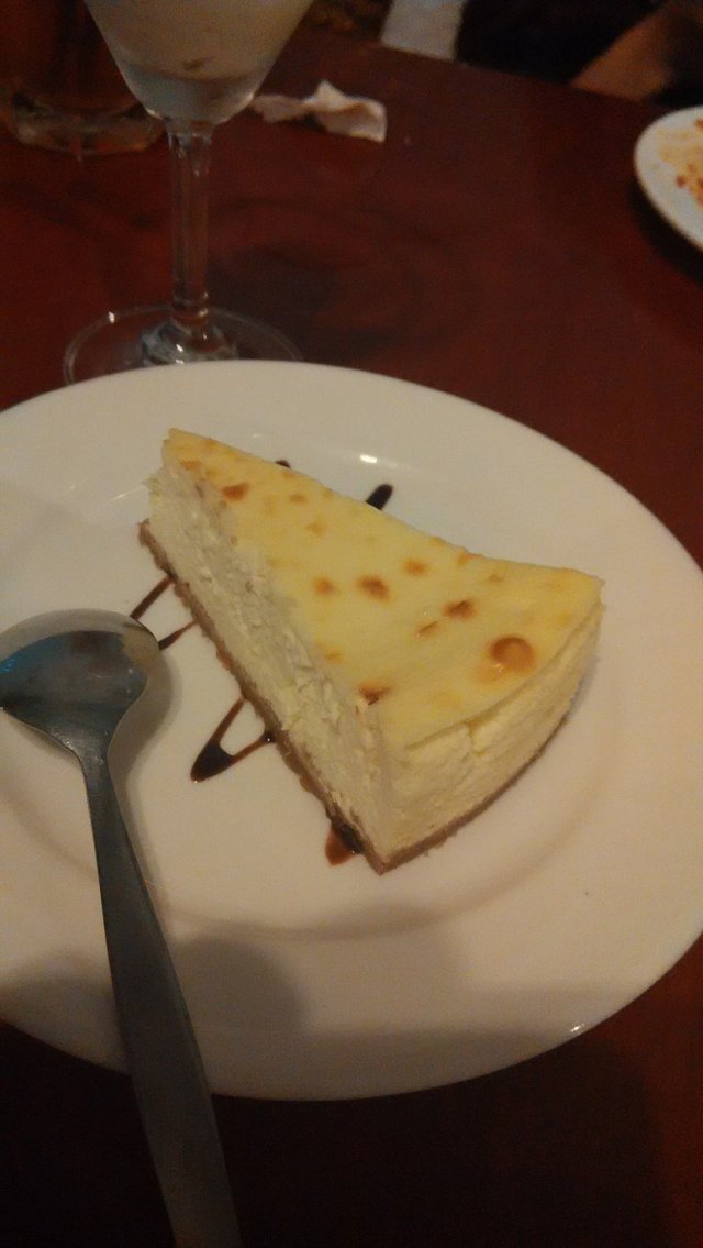 最让人惊喜的一家店，本来前面的菜不算特别出彩，吃到这个甜品时，我们惊呆了，入口即化的浓浓芝士味，一点也不甜腻，我这个不爱吃芝士蛋糕的人也忍不住吃多几口。原来这家咖啡小店隐藏了一个烘培高手啊！