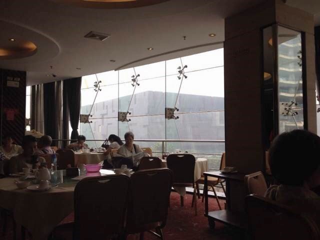 透过落地玻璃可以看到博物馆