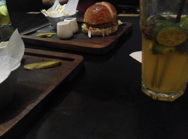 果木烤牛扒汉堡