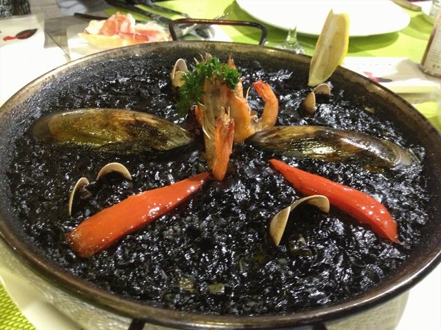 墨鱼汁海鲜烩饭