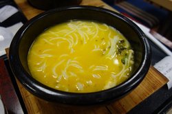 黄金酸汤招牌过桥米线