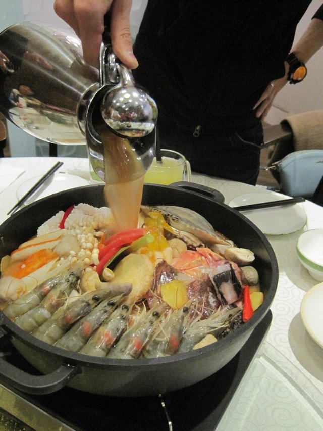 特色越南酸辣海鲜火锅