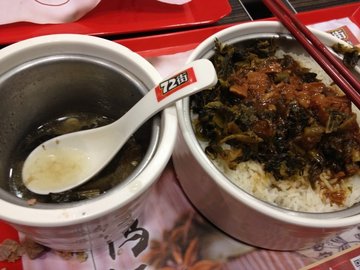 酸菜卤肉饭