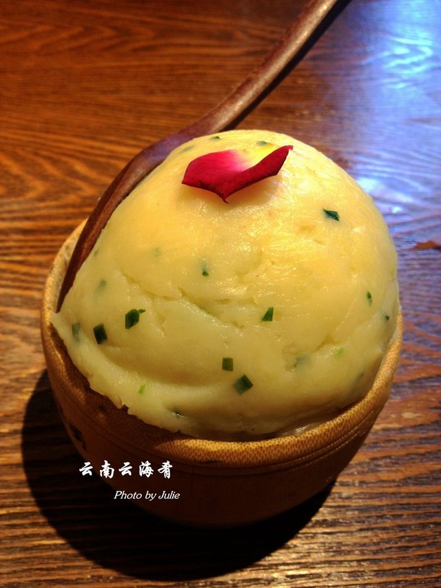 有葱香和麻辣两种口味可选，服务员推荐葱香味的，吃上去和土豆泥的口感基本一样。