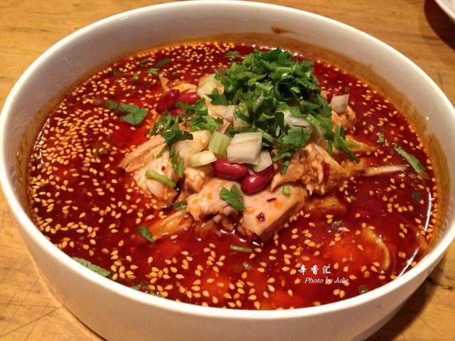 感觉每次去辛香汇都会点的冷菜，鸡肉很嫩，辣度微辣，尤其喜欢里面的芹菜。