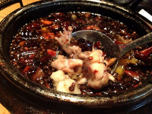 牛蛙肉很大块，还有芋艿，就是显得有些油腻。