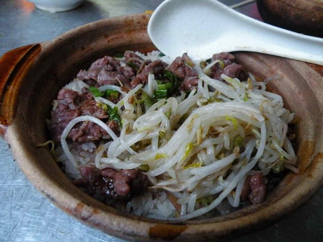 牛肉煲仔饭