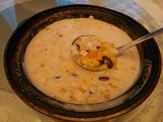 椰香五谷粗粮煲：里面有番薯、红腰豆、芋头、燕麦，椰香味道浓郁，