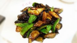 东北菜必点阿， 炸的焦焦的吃起来很香、 我最喜欢的东北菜之一， 就是喜欢土豆炸得焦焦的口感，