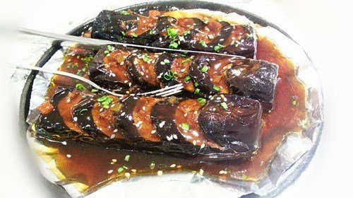 我吃得时候还以为皮焦了呢， 他们都说茄子上面是肉我才细细的吃了一下， 果然是肉， 最后男票还特地切了肉多的给我次。