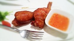 外皮焦香蘸着酸甜酱吃很开胃口的， 里面塞的虾肉很嫩、