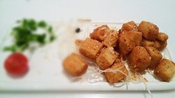 外脆里嫩要轻轻的夹， 稍微重一点就碎了， 味道有点淡， 配着前面鸡翅的酸甜酱倒是正好、
