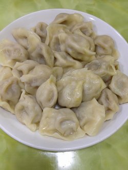 12元一份的共有25个水饺，是速冻的。