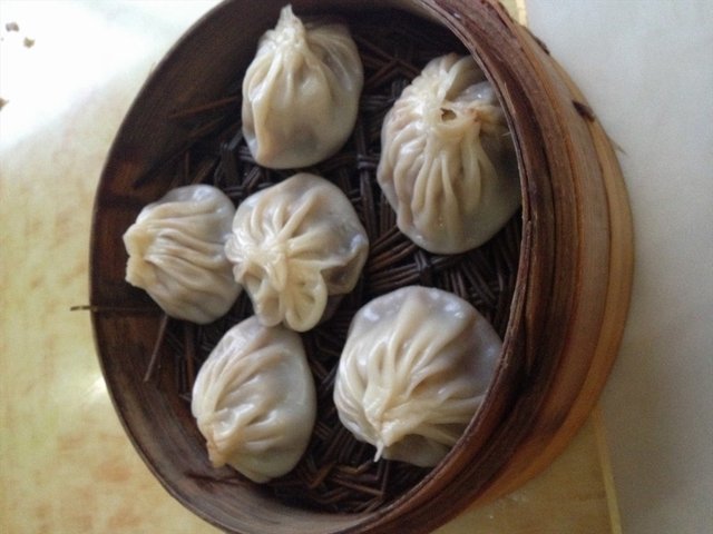 皮薄馅大的汤包，汤汁很多。