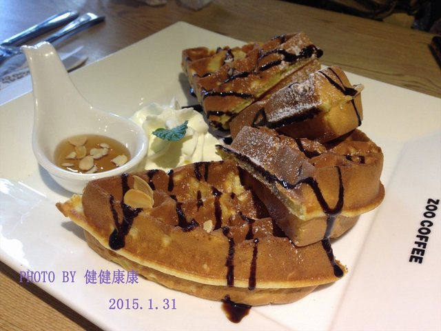 蛋香味浓郁哦，很松软的，有一些弹性。