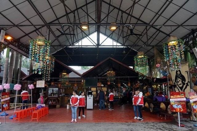 店员很精神地在迎客，比起广州中心区的服务员，热情多了。