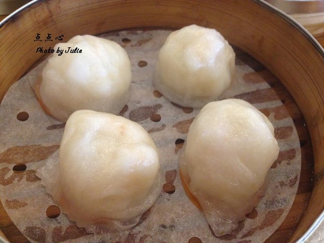 虾饺个头不大，皮太厚，虾肉也不够有弹性