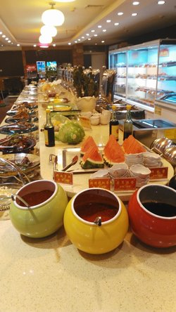 主餐台有冷热菜,汤品,调料和水果