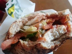 熏鸡肉搭配金枪鱼三明治