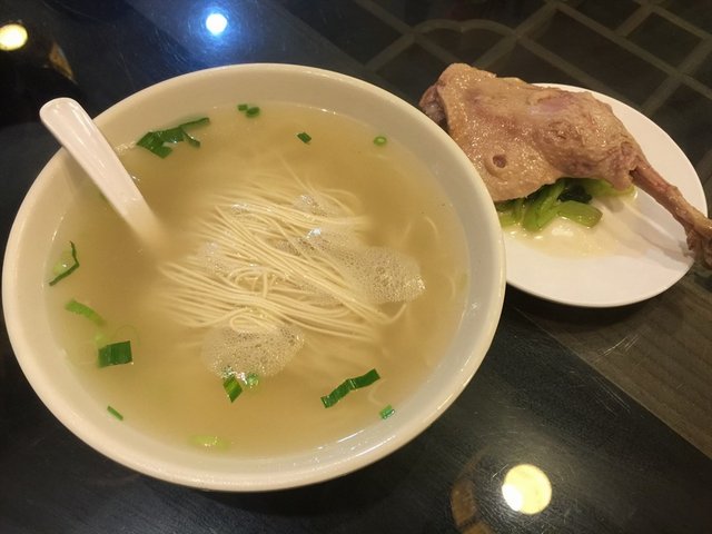 白汤卤鸭腿面