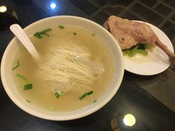 白汤卤鸭腿面