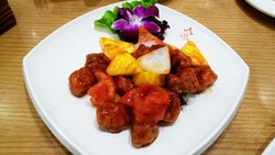 唯一一个摆盘还看得过去的菜！酸甜口的菜，菠萝吃吃不错，肉肥的一塌糊涂，面粉超厚，问题是光吃水果那不如去买水果摊的！！！！3星给的是摆盘分了。
