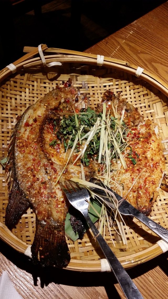 傣味香芧草烤罗非鱼