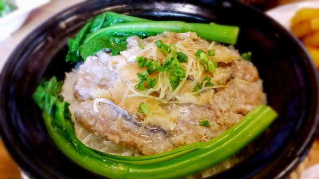 咸鱼肉饼煲仔饭