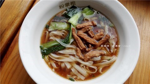 肉丝相差甚远,都可以改叫肉条了,而且不是新鲜的那种,也是煨至稔软的