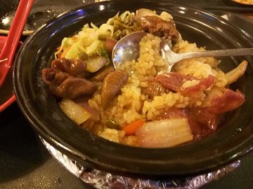 肥肠腊肉煲仔饭
