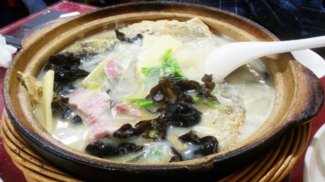好像是这个名字吧~汤头很鲜美，鱼头稍微炸了一下所以鱼肉很紧实。很大一份，四个人没吃完。