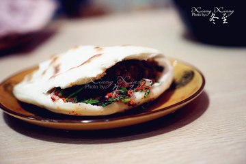 粉蒸肥肠夹饼