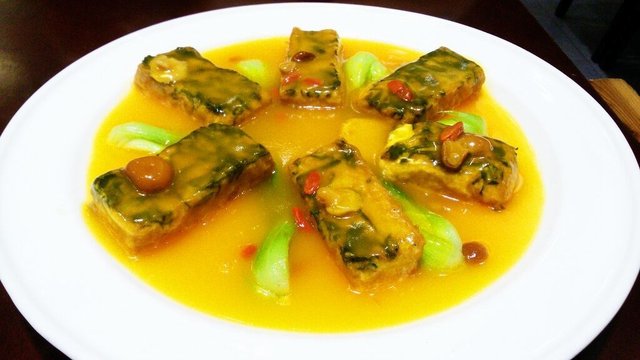 菜单上有很多种豆腐的做法， 我选择了这个。 颜色看起来就很有食欲， 表皮炸过的， 但是豆腐一点不老很嫩， 汁水也很入味！